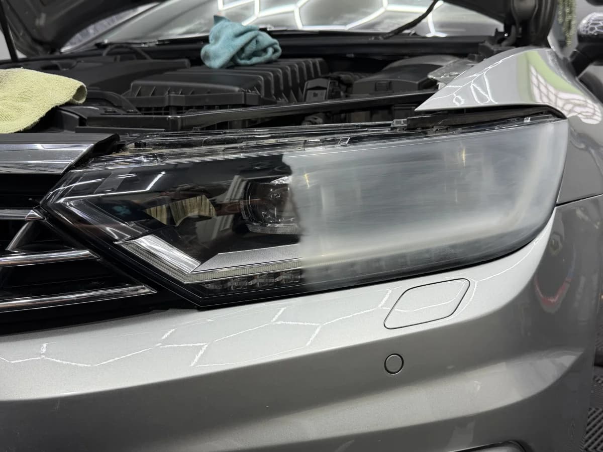 Scheinwerferaufbereitung bei CarCare Kockejai in Dessau-Roßlau - Professionelle Fahrzeugaufbereitung